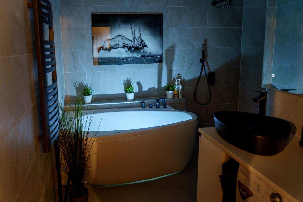 Stylish Apartment In The Heart Of Tallinn, Free Parking Bagian luar foto